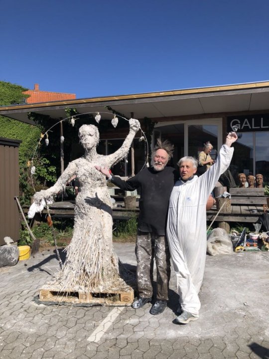 Kærlighedsgudinde i hø og gips, kærlighedsfestival på Maltfabrikken maj 2025. i samarbejde med Knud Nordstrøm