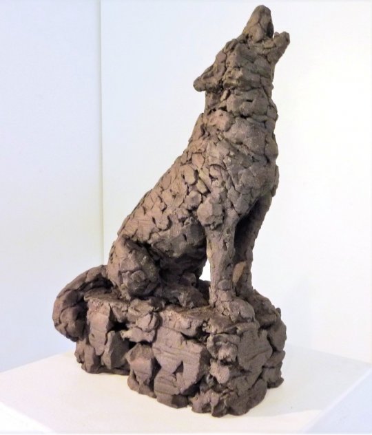 Hylende ulv, ca 40 cm høj, stentøj, solgt